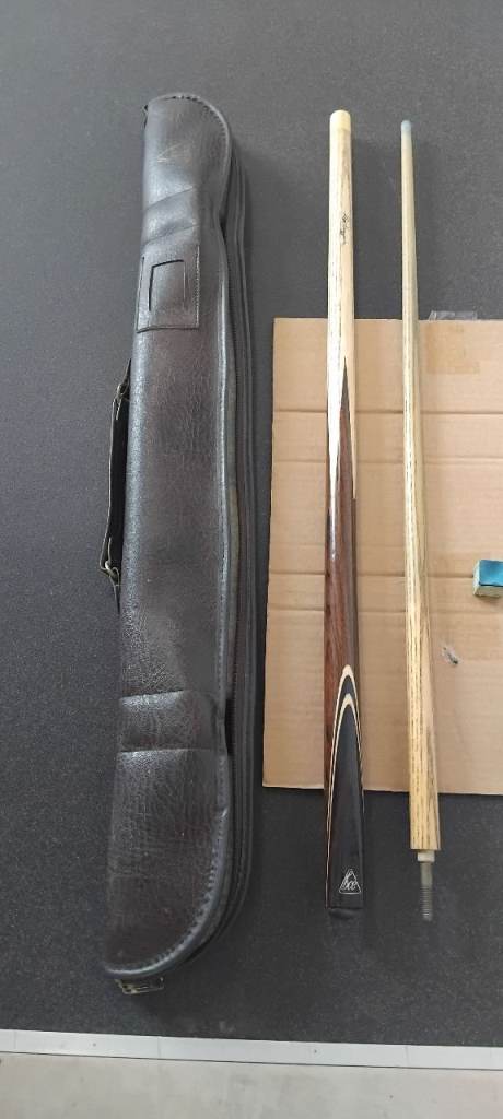 Alex higgins snooker cue with leather case 