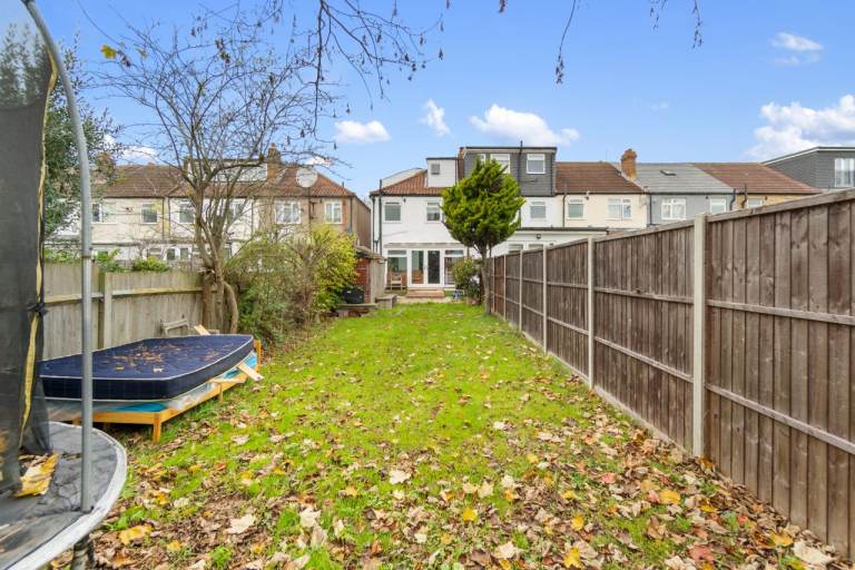 4 bed Terraced House with conservatory, parking and a big conversion, extension potential