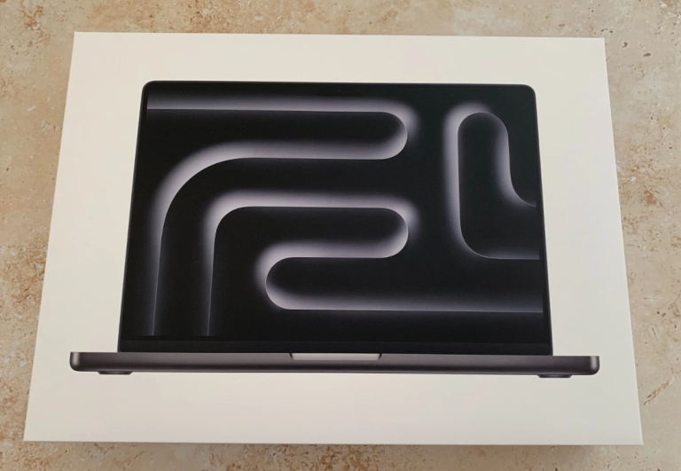 Apple Macbook Pro 14 M5 PRO 24GB 1TB Space Black British keyboard model!