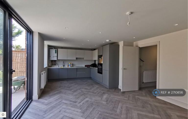 1 bedroom flat in Grand Drive, London, SW20 (1 bed) (#2710856)