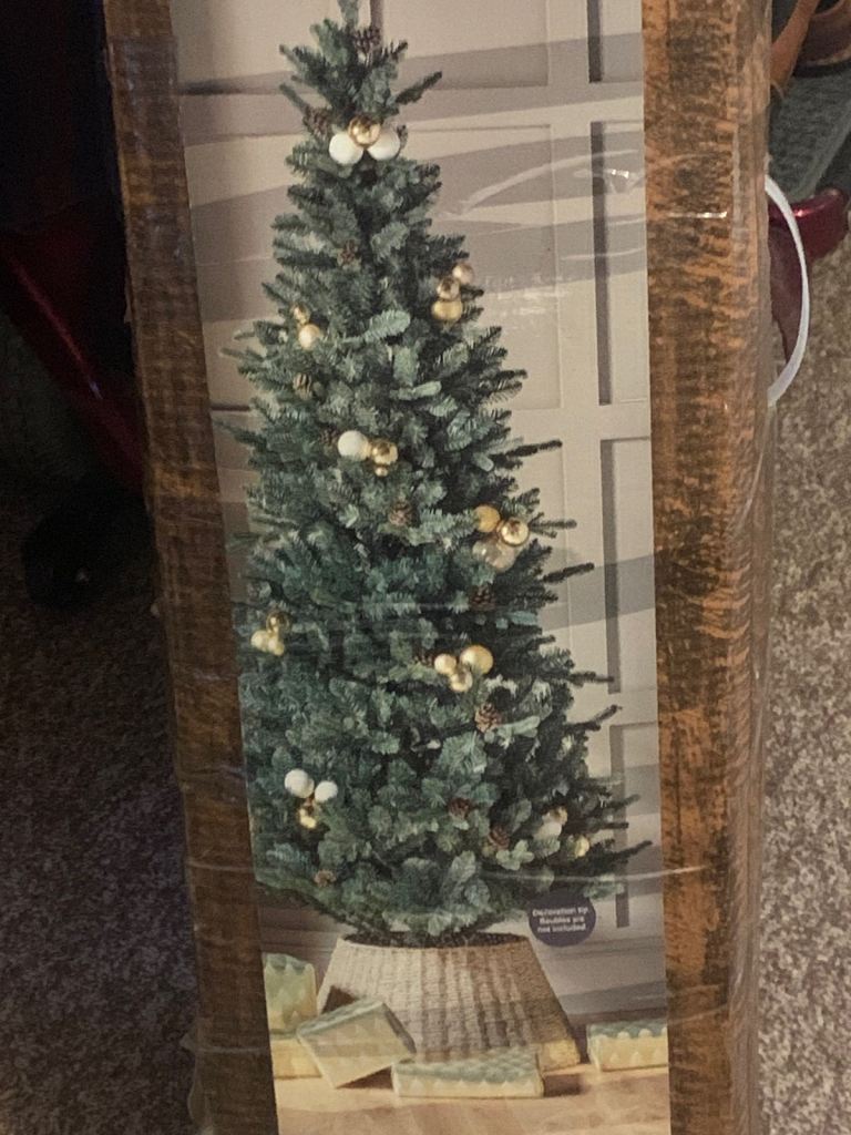 6ft Christmas tree with pinecones