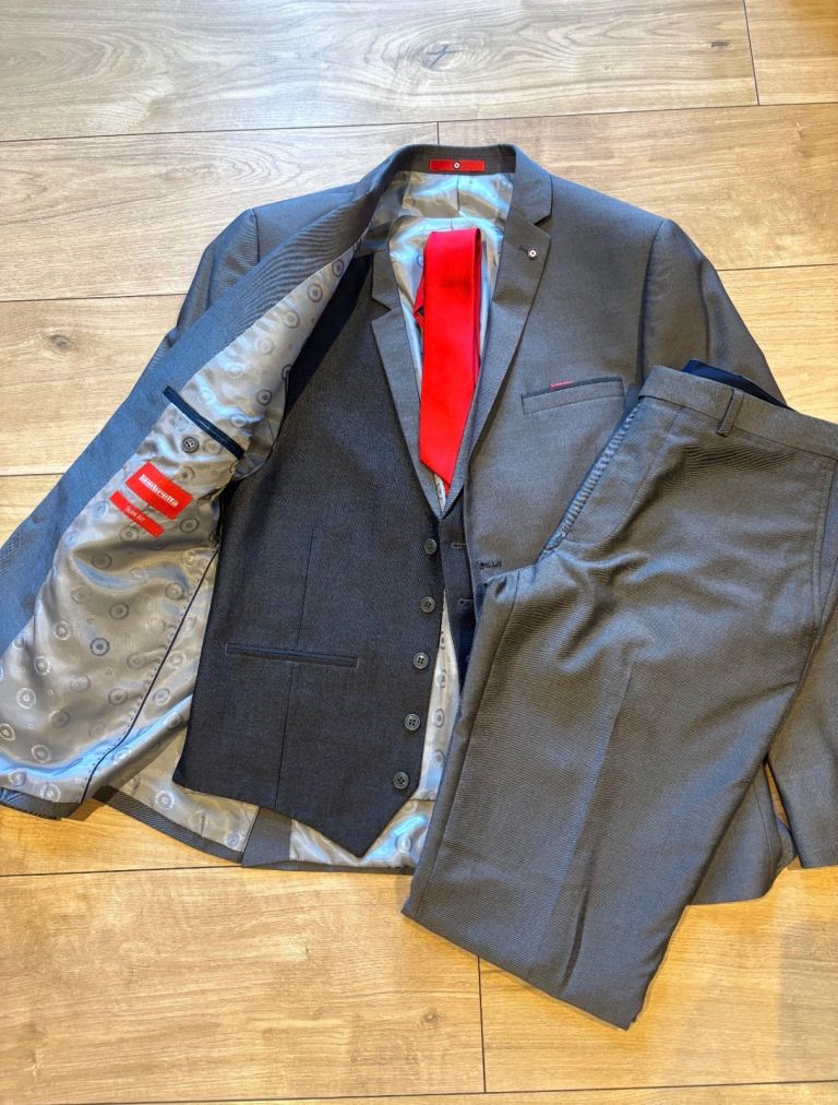 Lambretta Grey 3-Piece Suit (40R/34R) with Red Tie