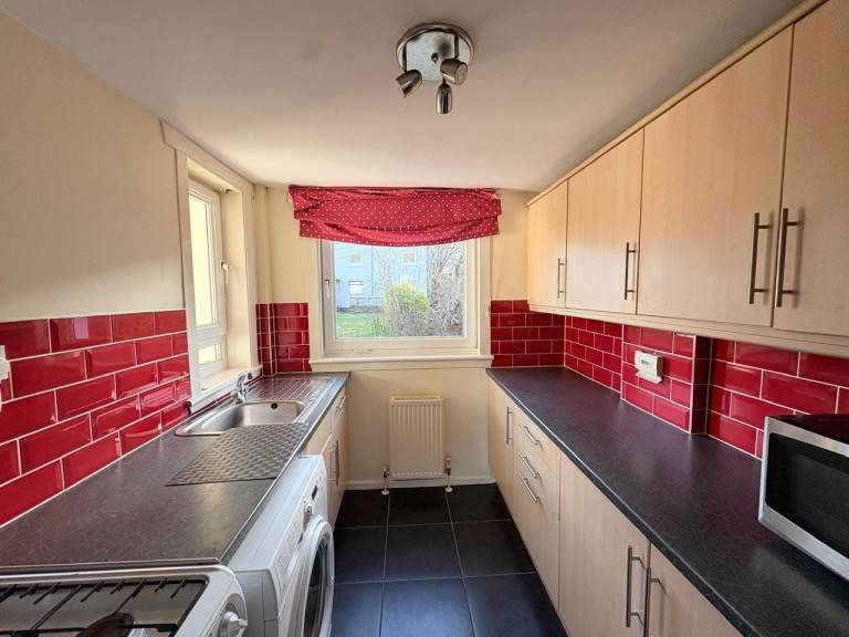 2 Bedroom Furnished Flat, Oxgangs Farm Drive, Edinburgh