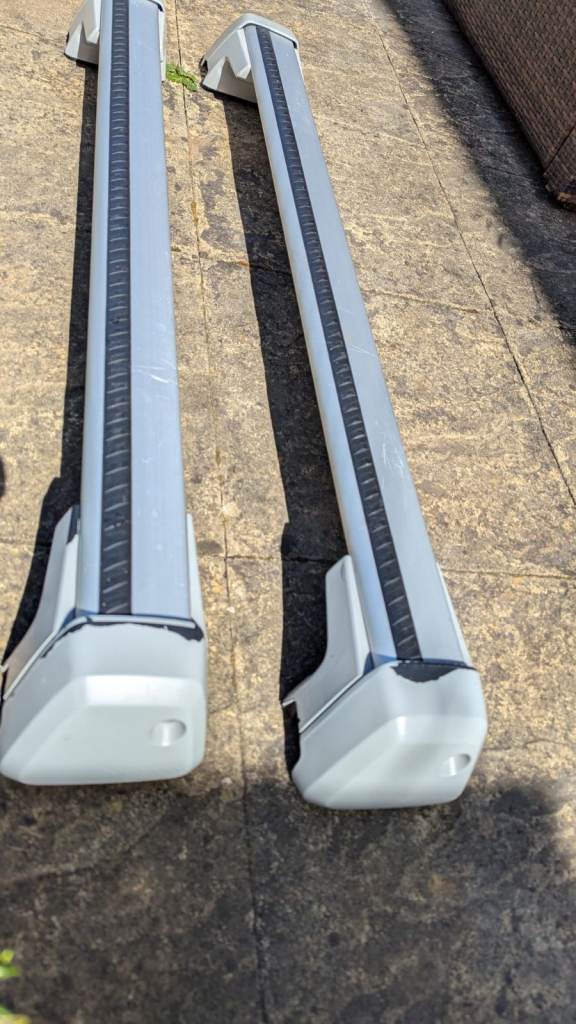 Genuine lockable Volvo V90 roofbars.