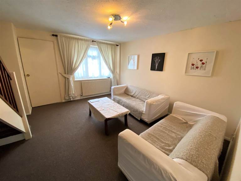 Immaculate condition spacious 3 bedrooms terrace house with 2 Toilets in Chadwell Heath