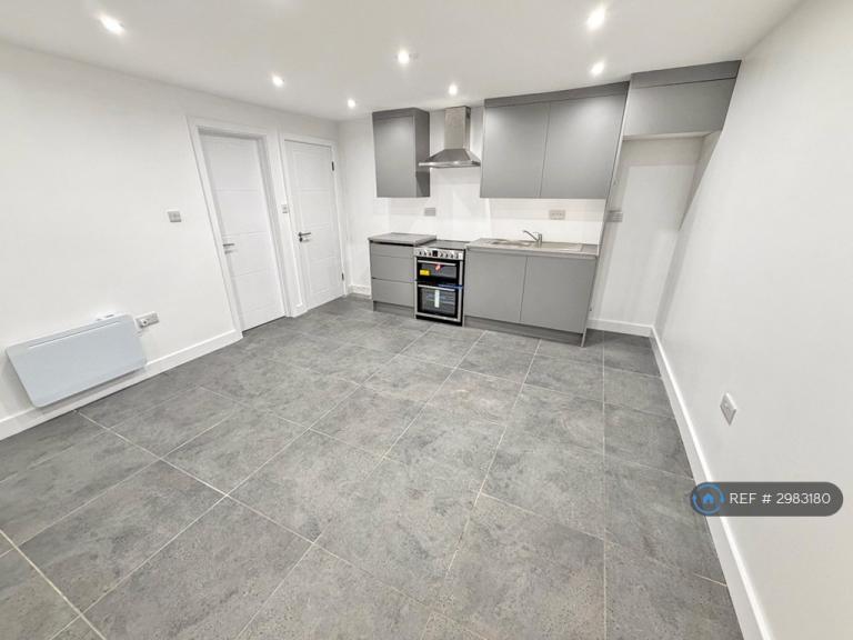 2 bedroom flat in Vicarage Farm Road, Hounslow, TW5 (2 bed) (#2983180)