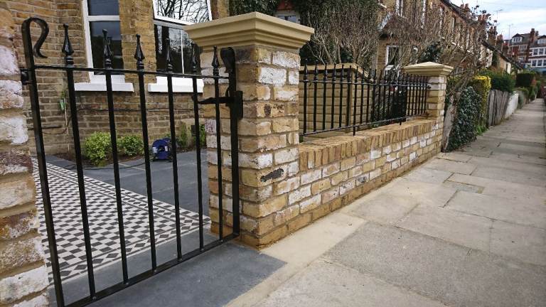 SIMPLE STEEL BAR GATE – 1.1M HIGH | BLACK METAL GARDEN GATE