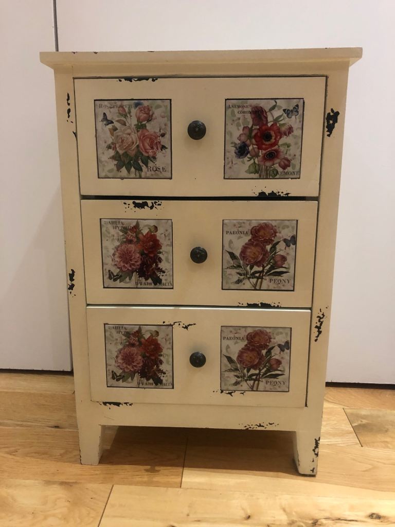  Vintage style small chest of drawers 