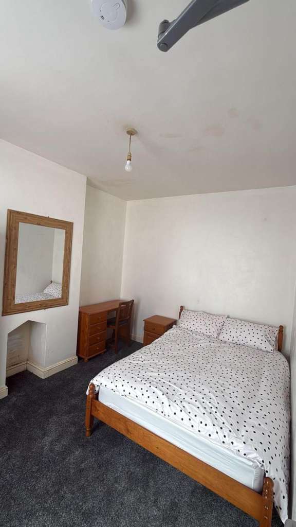 Room Available Close to Moseley Village B13 