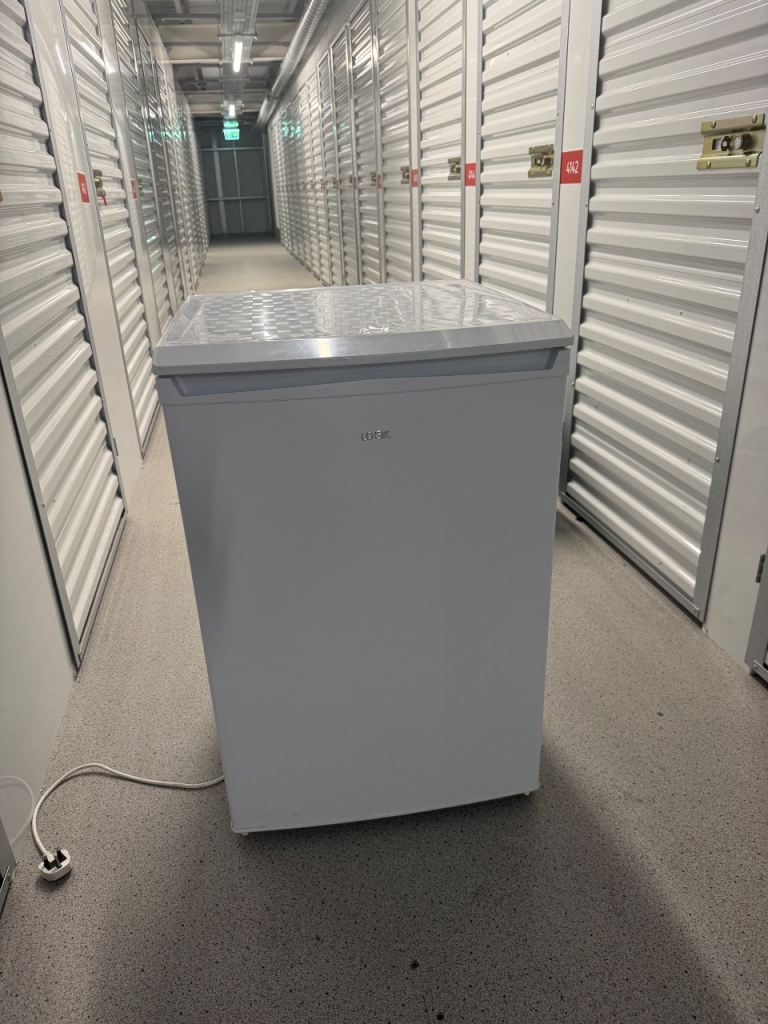 Under counter fridge (logic) 