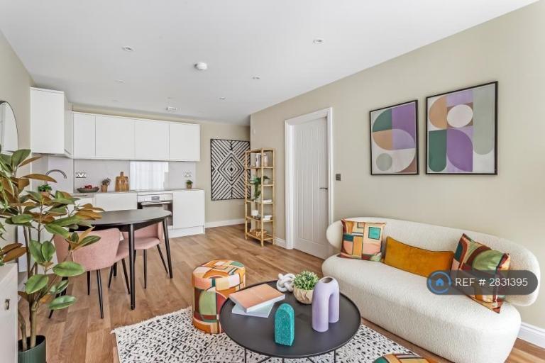 1 bedroom flat in Power Close, Guildford, GU1 (1 bed) (#2831395)