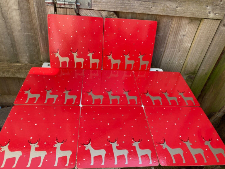 UNBRANDED 8 X LARGE SQUARE CHRISTMAS PLACEMATS - RED - REINDEER/STARS 29 x 29cm