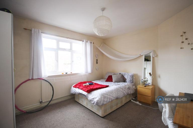 3 bedroom flat in Weston Court, Kingston Upon Thames, KT1 (3 bed) (#2824011)
