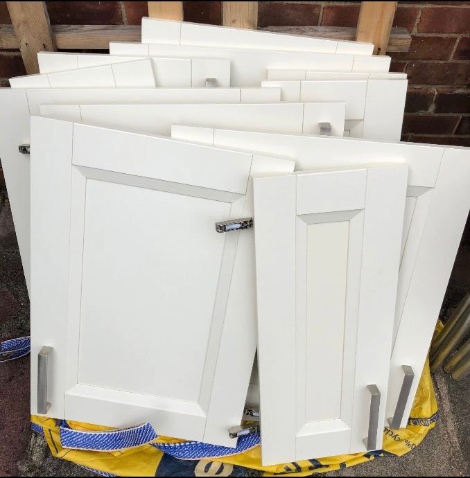 11 x White Kitchen Cupboard Doors with Handles Hettich Germany (RRP New £500)