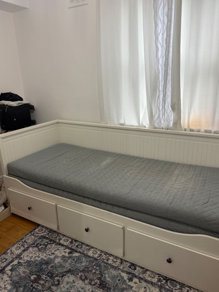 IKEA Hemnes daybed + 2 mattresses £80 (Retail £499!)