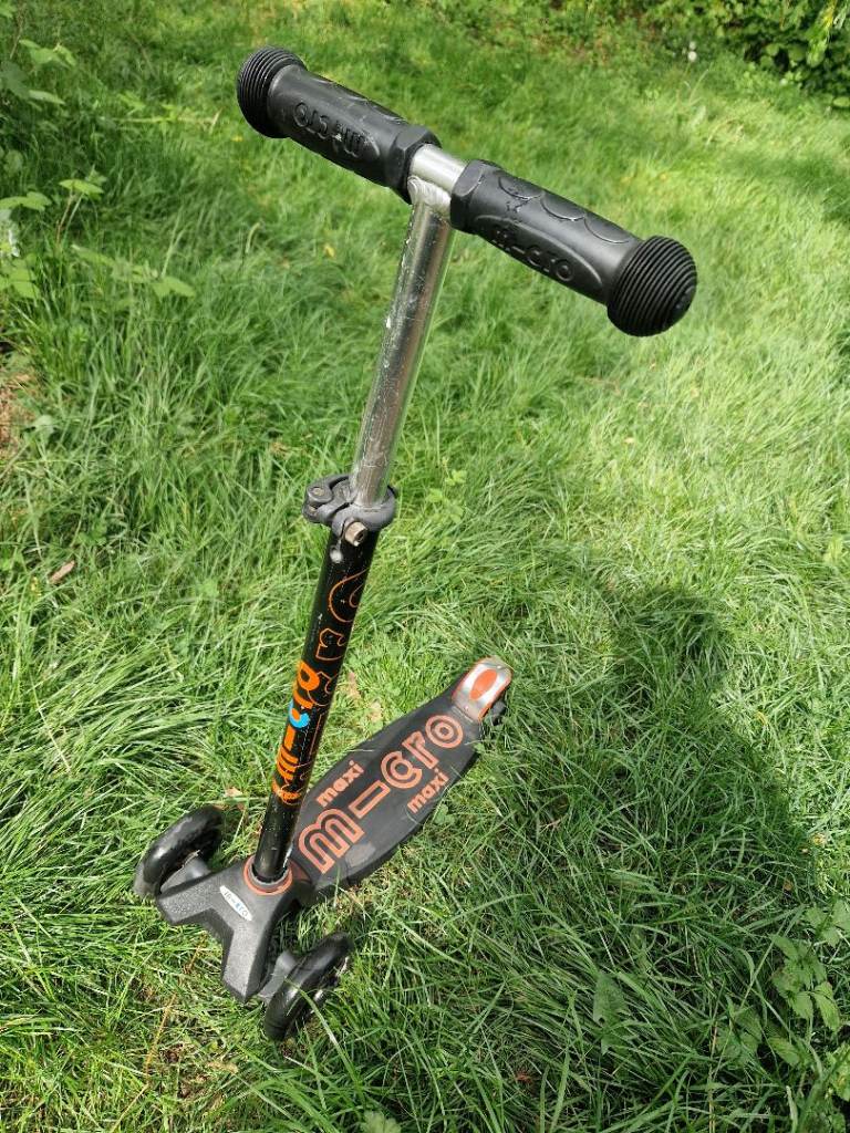Maxi Micro Deluxe Scooter Black