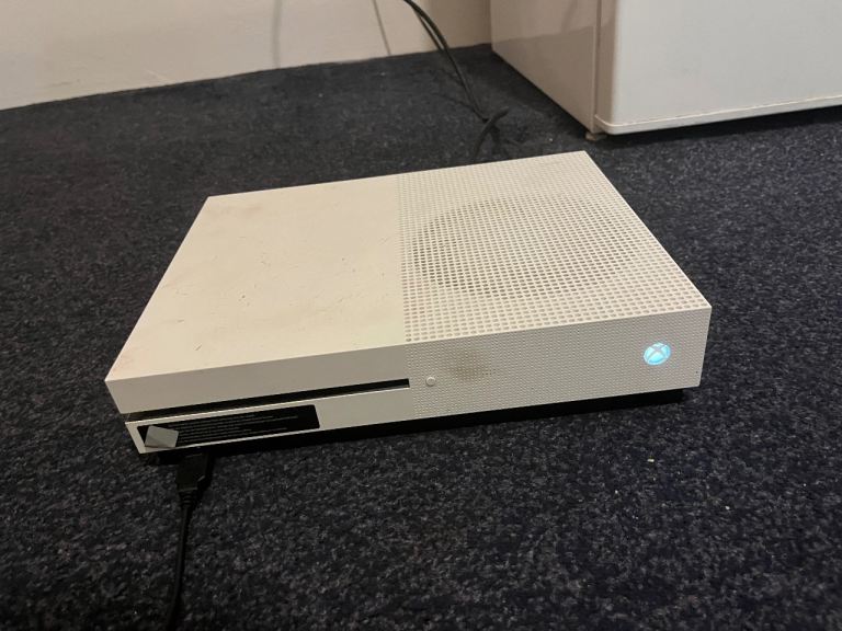Xbox One S Console, cables, 7 games and controller. Good condition. 