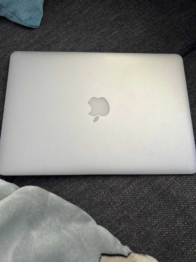 Macbook air 2017. Cracked hinge, doesn't affect performance. With charger