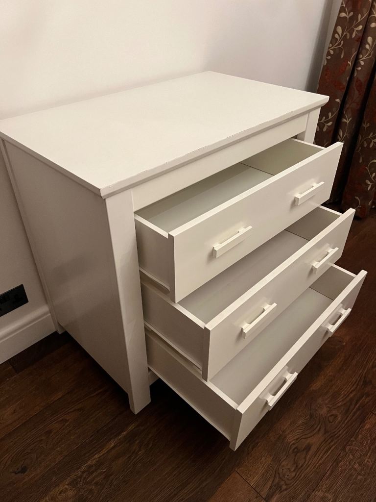 Cotbed, mattress and chest of drawers.