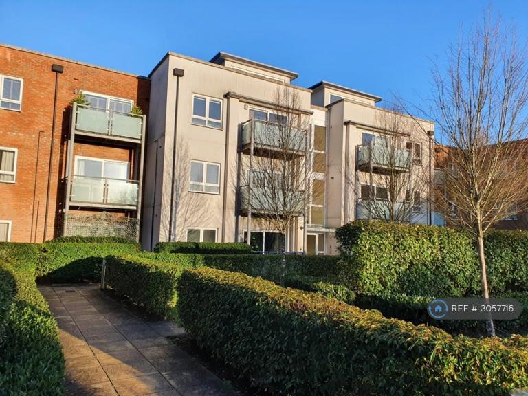 1 bedroom flat in Canalside, Redhill, RH1 (1 bed) (#3057716)