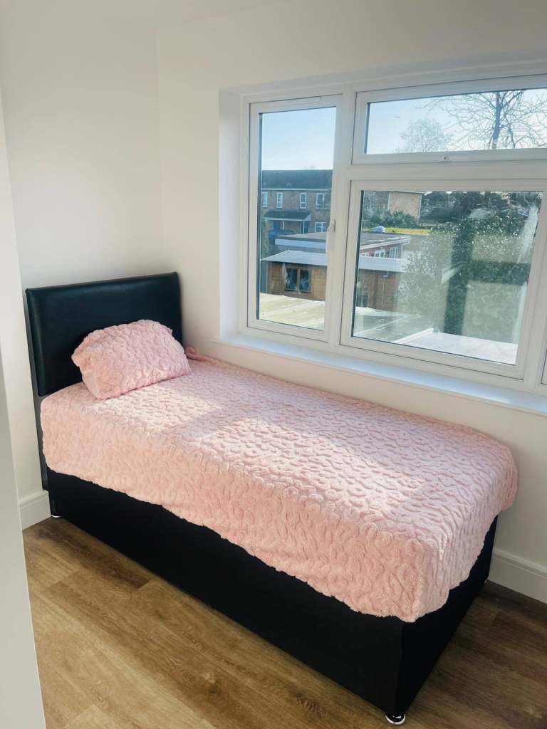 Spacious & Cosy Ensuite Room for Rent in - UB3 4NW