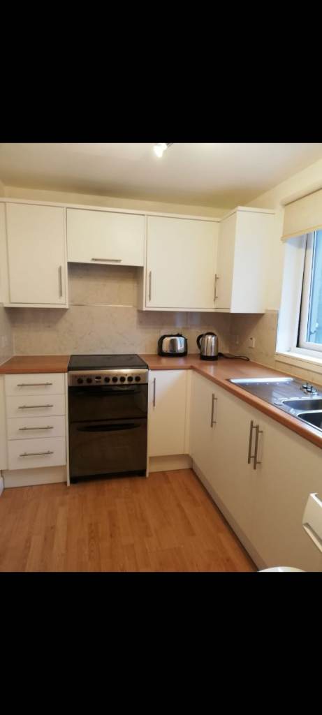 2 bedroom flat, cuparstone row, west end with secure parking.