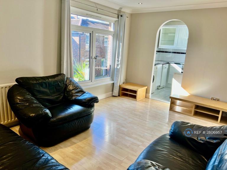 1 bedroom flat in Heath Road, London, SW8 (1 bed) (#2806957)