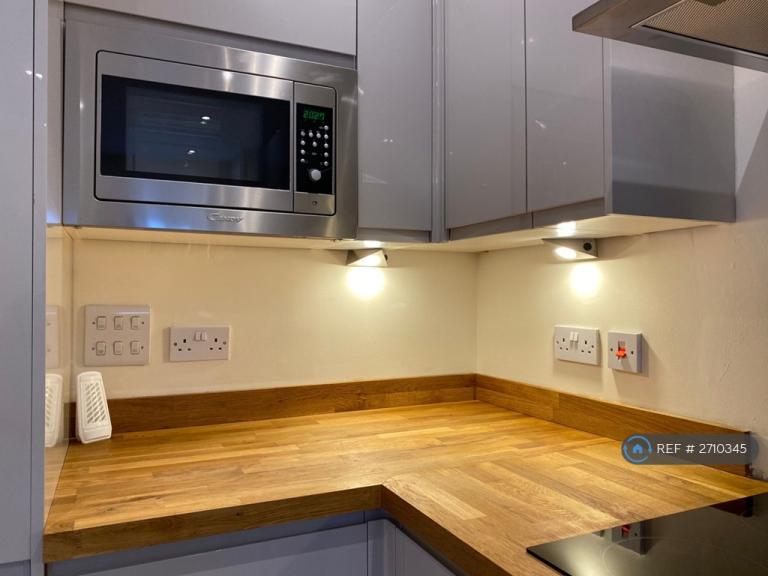 2 bedroom flat in Tower Bridge Road, London, SE1 (2 bed) (#2710345)
