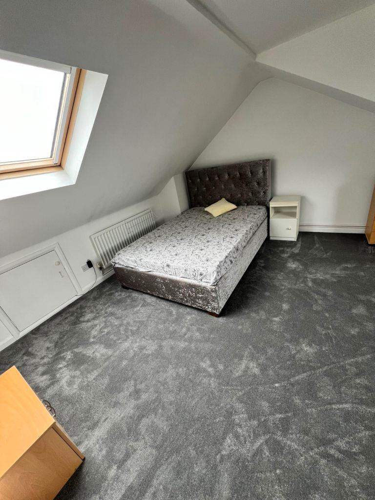 Spacious & Cosy En-suite Room for Rent – CR7 7RQ