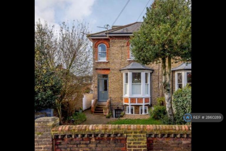 Studio flat in Church Road, Teddington, TW11 (#2860289)