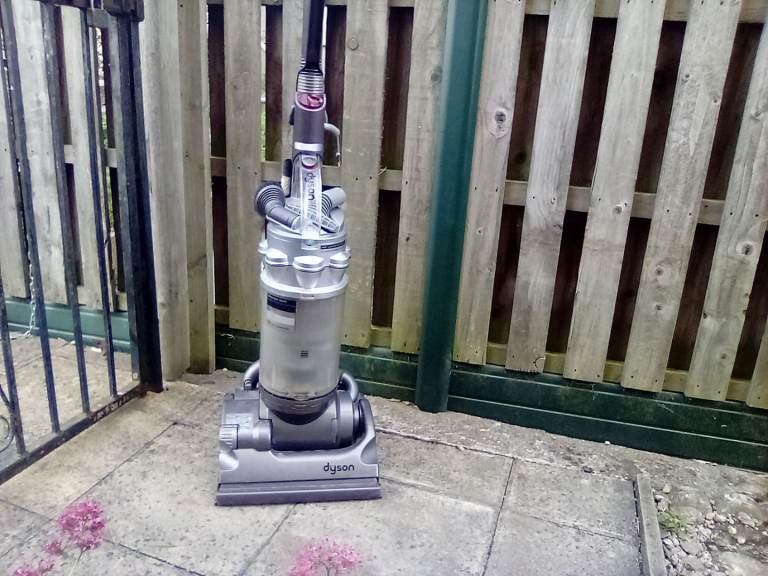 DYSON DC14 ANIMAL BAGLESS VACUUM CLEANER - SPARES OR REPAIR 