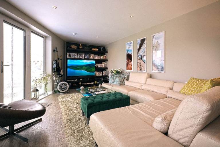 Sophisticated Penthouse with Panoramic Terrace in Walton-on-Thames