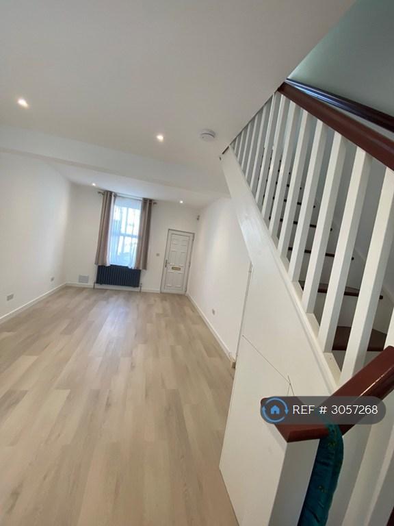 2 bedroom house in Oakleigh Avenue, Southend-On-Sea, SS1 (2 bed) (#3057268)