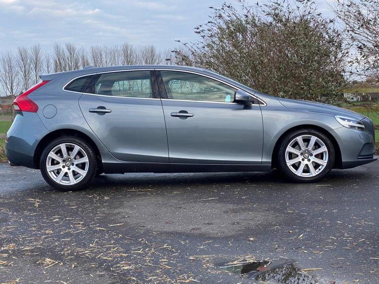 2018 Volvo V40 T3 [152] Inscription 5dr - Sat Nav &amp; Rear Camera &amp; Heated Seats HATCHBACK ...