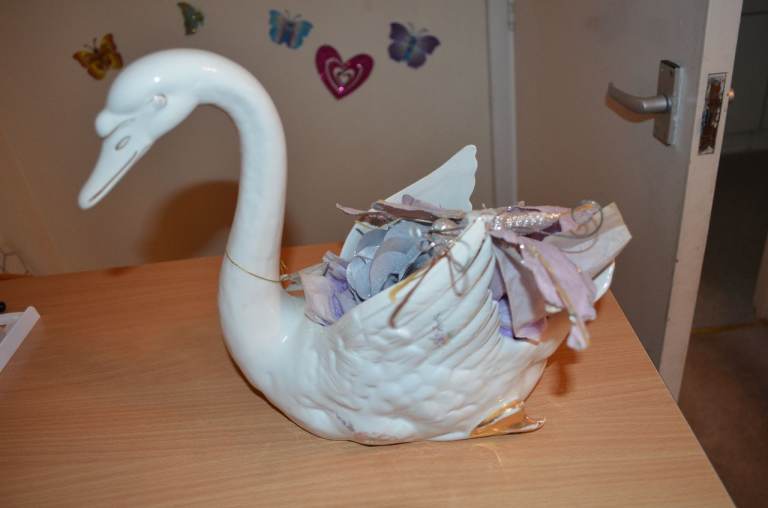 Ass HOUSEHOLD ITEMS HEARTS VASE CATHINESS DOVES CLOCK SWAN  LARGE GLASS  
