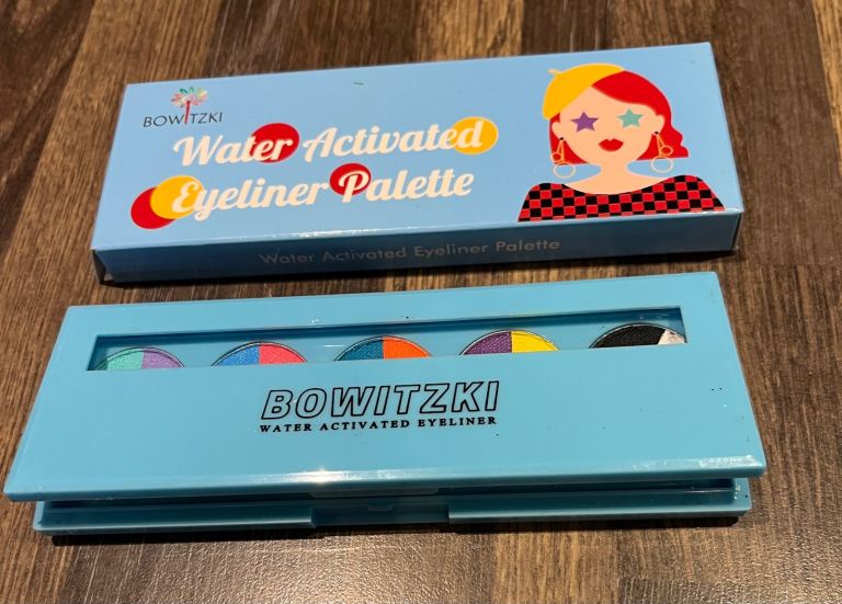 Water activated eyeliner palette. New in box