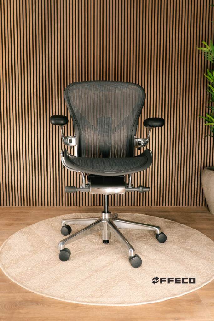 Showroommodel Herman Miller Aeron Remastered Polished Aluminum