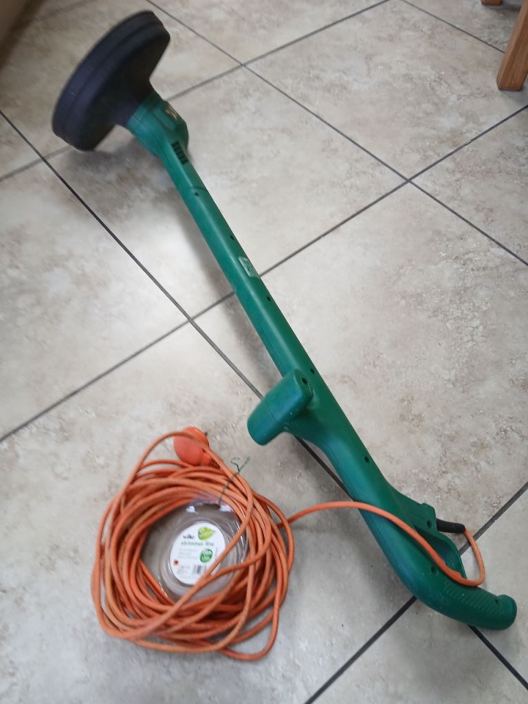 Black & Decker corded strimmer - GL545