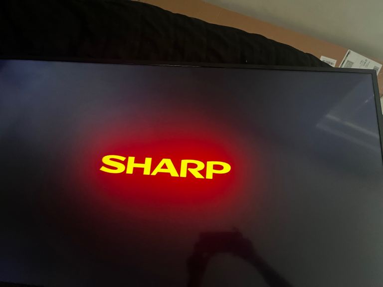 40 inch smart sharp tv very good condition wall mounted only!