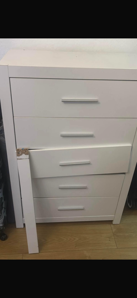 White Chest of Drawers with 5 Drawers – Fair Condition