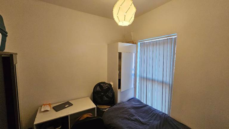 Single bed room available for rent
