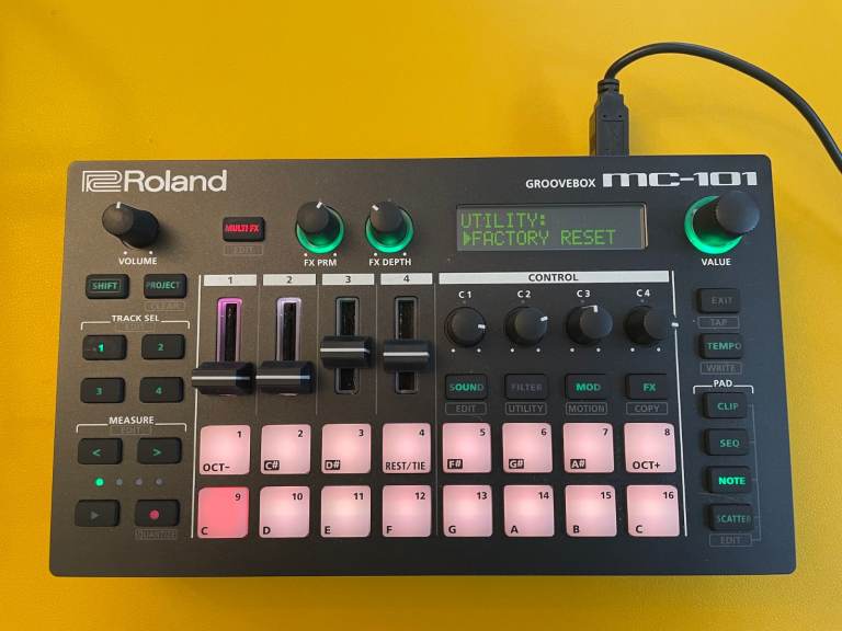 Roland MC-101 Groovebox  + Original Box, 32GB SD, Extra Carry Case - Mint Condition! 