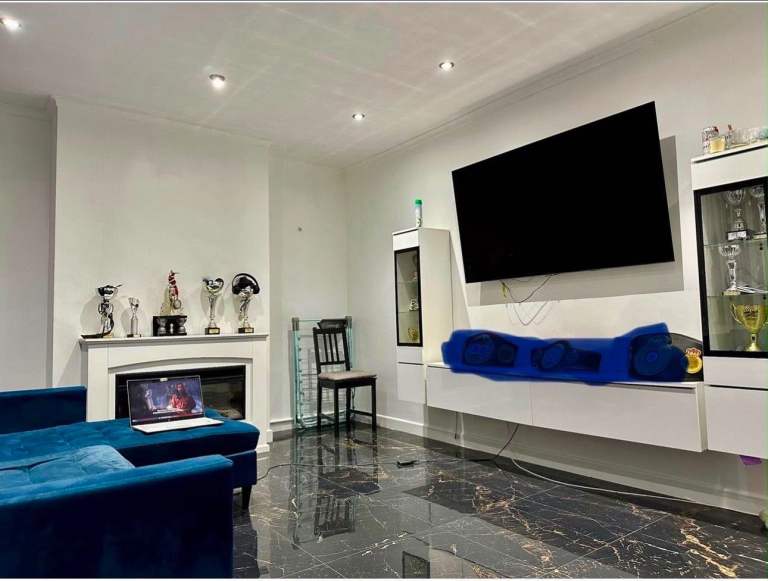 🏡 Newly Renovated 2 Bed Flat to Rent in RM7 | Furnished | Garden & Parking
