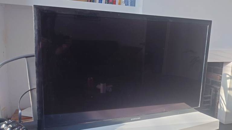 Samsung TV. UE40D5003BW 40-inch 1080P HD LED TV. Includes wall mount bracket.