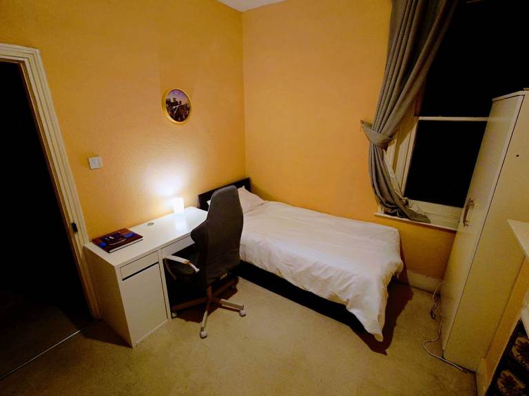 Room to rent for for singles students or professional people 