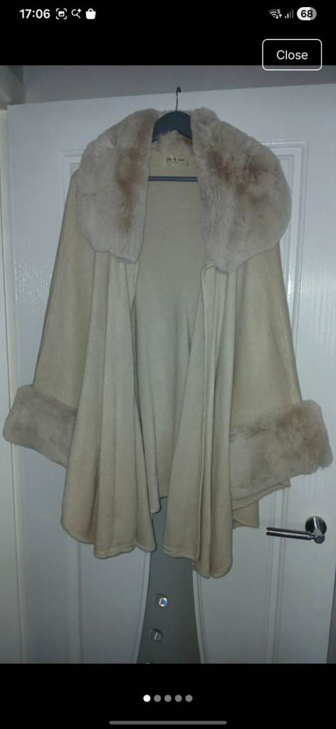 Cape with hook and eye faster. With very soft faux fur 