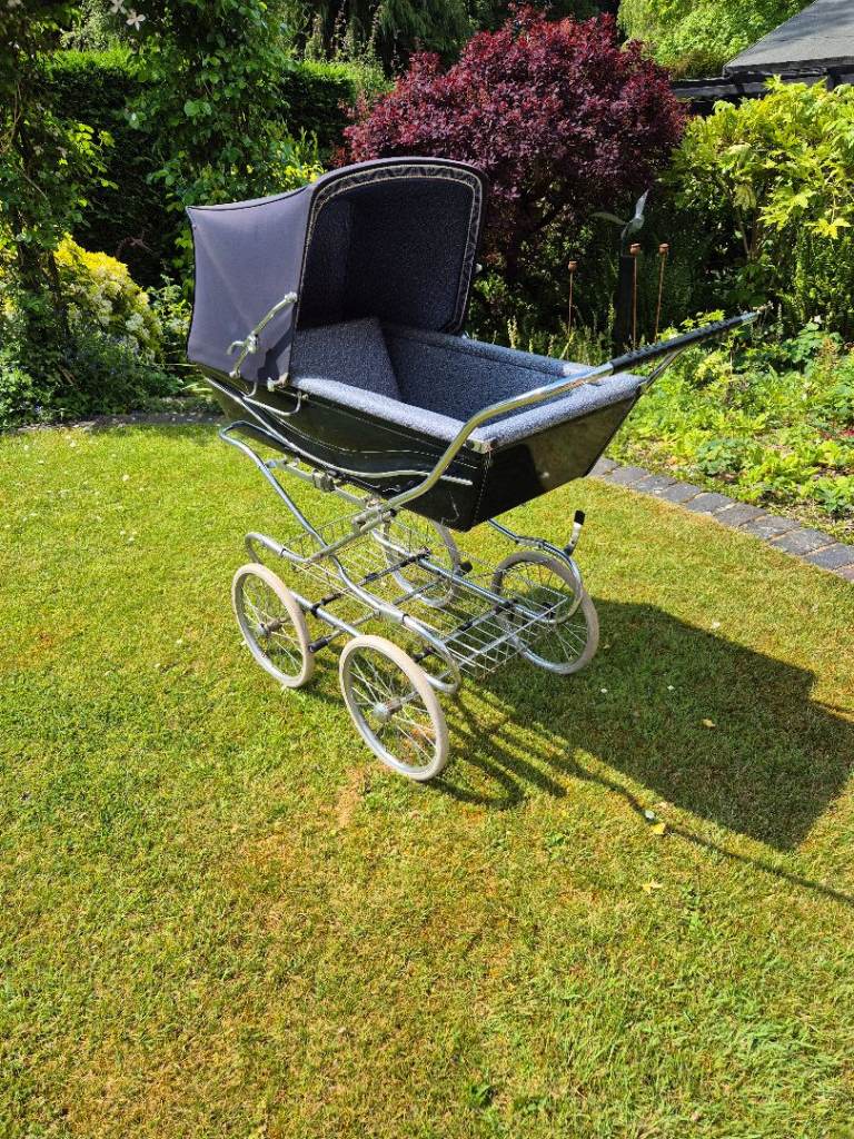 Silver Cross Pram Frame – Good Condition