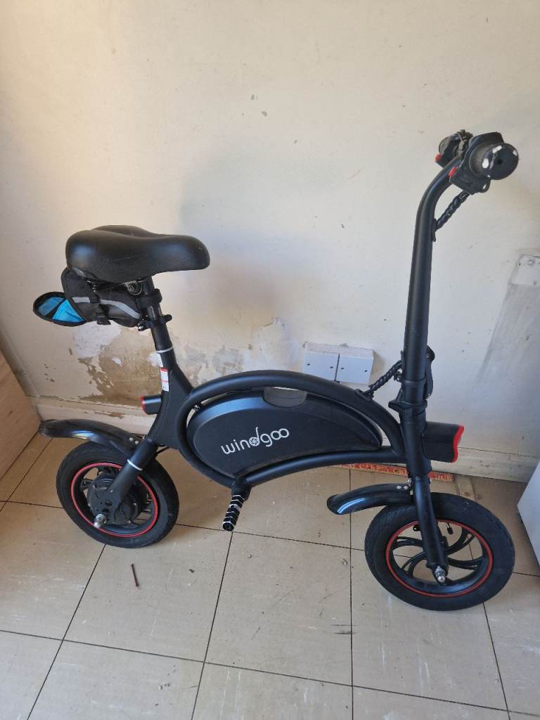 Windgoo B3 Electric Seated Scooter - Slightly used - Includes charger
