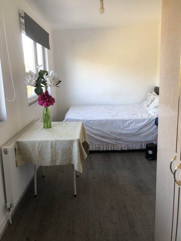 Cosy furnished en-suite rooms near Brent Cross NW4