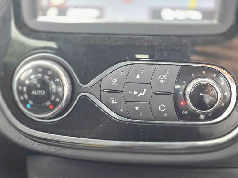 2016 Renault Captur 1.2 TCe ENERGY Dynamique Nav Auto Euro 6 (s/s) 5dr HATCHBACK Petrol Automatic